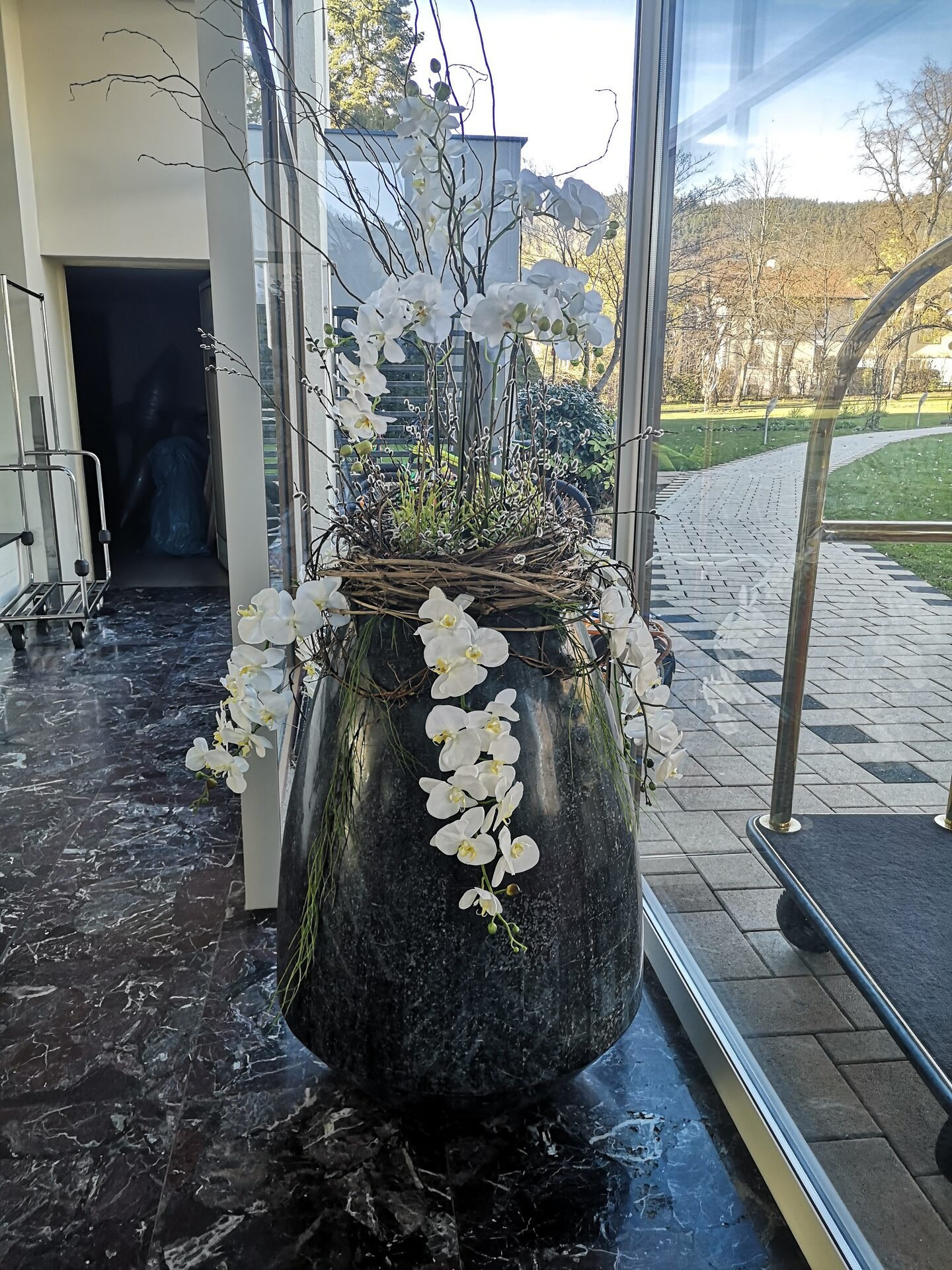 Hotelempfang mit floraler Inszenierung